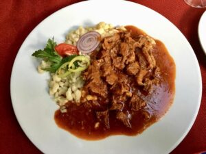 Typowy węgierski per kelt podany z kluseczkami