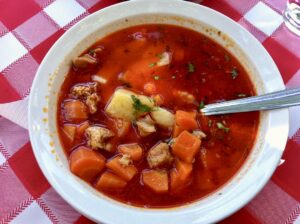 Węgierska zupa gulaszowa podana w miseczce