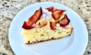 Pięknie wyrośnięte ciasto ze śliwkami