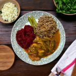 kotlety cygańskie czyli kotlety wieprzowe duszone w sosie z papryką i ogórkami kiszonymi podane z kaszą gryczaną i buraczkami