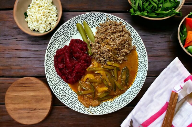 kotlety cygańskie czyli kotlety wieprzowe duszone w sosie z papryką i ogórkami kiszonymi podane z kaszą gryczaną i buraczkami