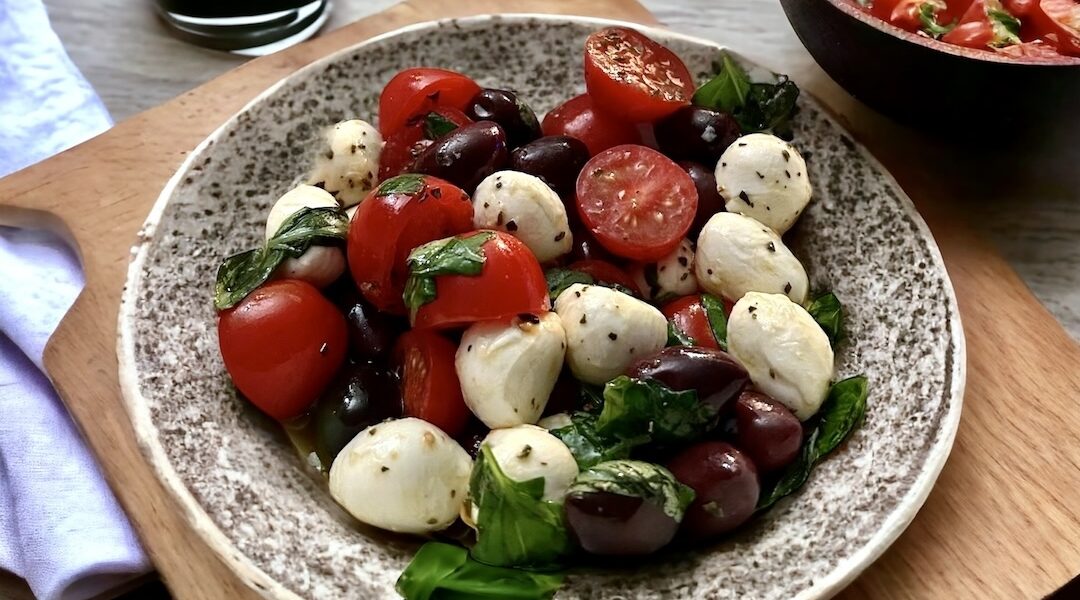 Sałatka z mozzarelli pomidorków koktajlowych i oliwek z bazylią i suszonym oregano