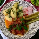 cielęcina duszona z fenkułem w sosie pomidorowym podana z ziemniakami ogórkami i rzodkiewką