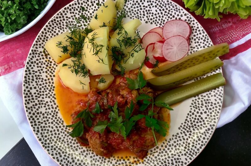 cielęcina duszona z fenkułem w sosie pomidorowym podana z ziemniakami ogórkami i rzodkiewką