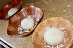 Kule ciasta na pizze przygotowane w miskach do wyrastania