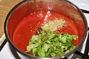 Sos do pizzy przygotowany z pomidorów oraz świeżych i suszonych ziół