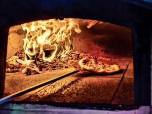 Pizza pieczona w piecu opalanym drewnem 