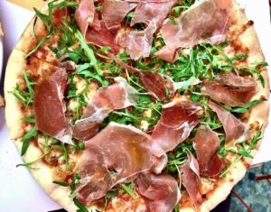 Pizza z szynką dojrzewającą i rukolą