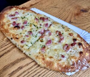 flammkuchen czyli podpłomyk z Alzacji