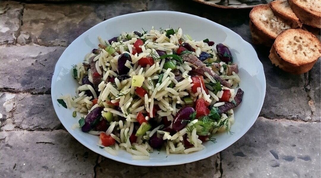 ryż z wędzonką i warzywami na talerzu