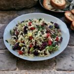 ryż z wędzonką i warzywami na talerzu