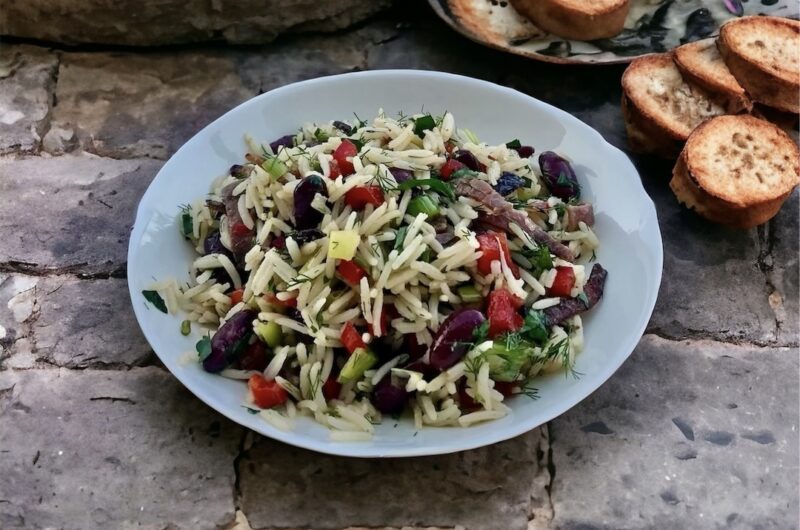 ryż z wędzonką i warzywami na talerzu