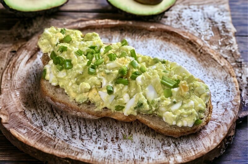 kromka świeżego chleba ze smarowidłem z awokado, jajka i serka wiejskiego