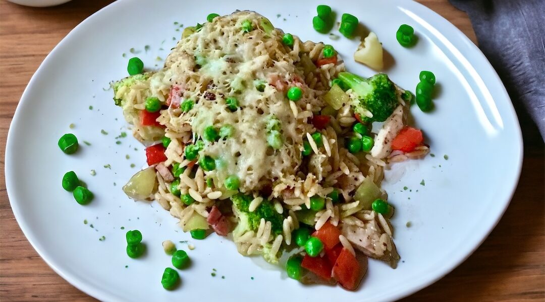 Zapiekanka z ryżem warzywami i kurczakiem z idealnie rozpieczonym żółtym serem