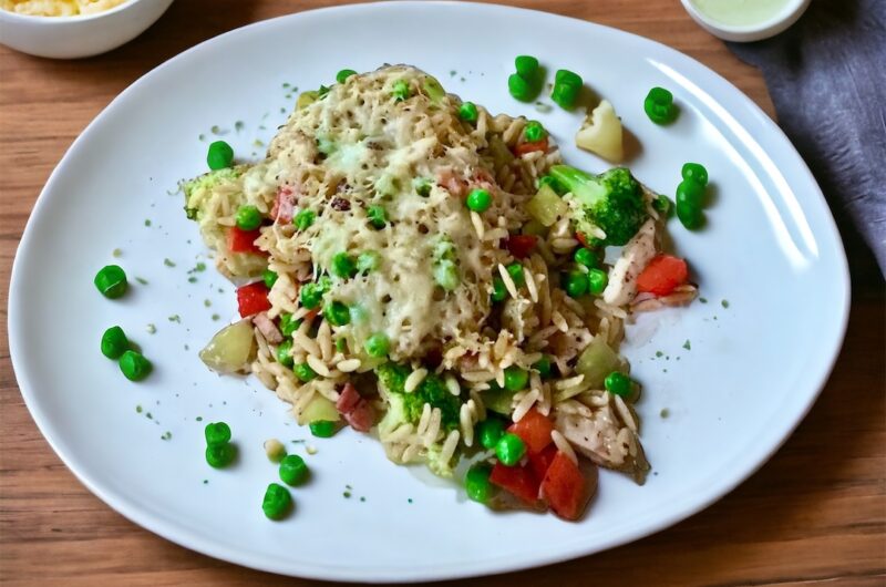 Zapiekanka z ryżem warzywami i kurczakiem z idealnie rozpieczonym żółtym serem