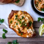 bataty z piekarnika przekrojone wzdłuż na połowę i wypełnione serem śmietankowym i serem feta