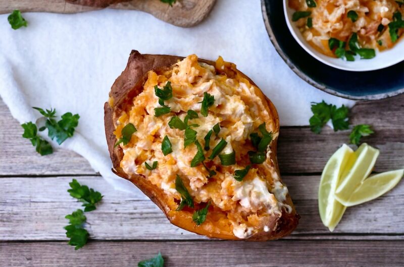 bataty z piekarnika przekrojone wzdłuż na połowę i wypełnione serem śmietankowym i serem feta