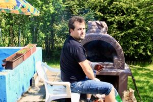 mężczyzna siedzący przy grillu