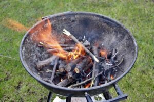 palenisko z rozpalającym się węglem drzewnym, czyli grillujemy z głową