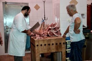 rzeźnik tnący mięso dużym tasakiem, czyli grillujemy smacznie