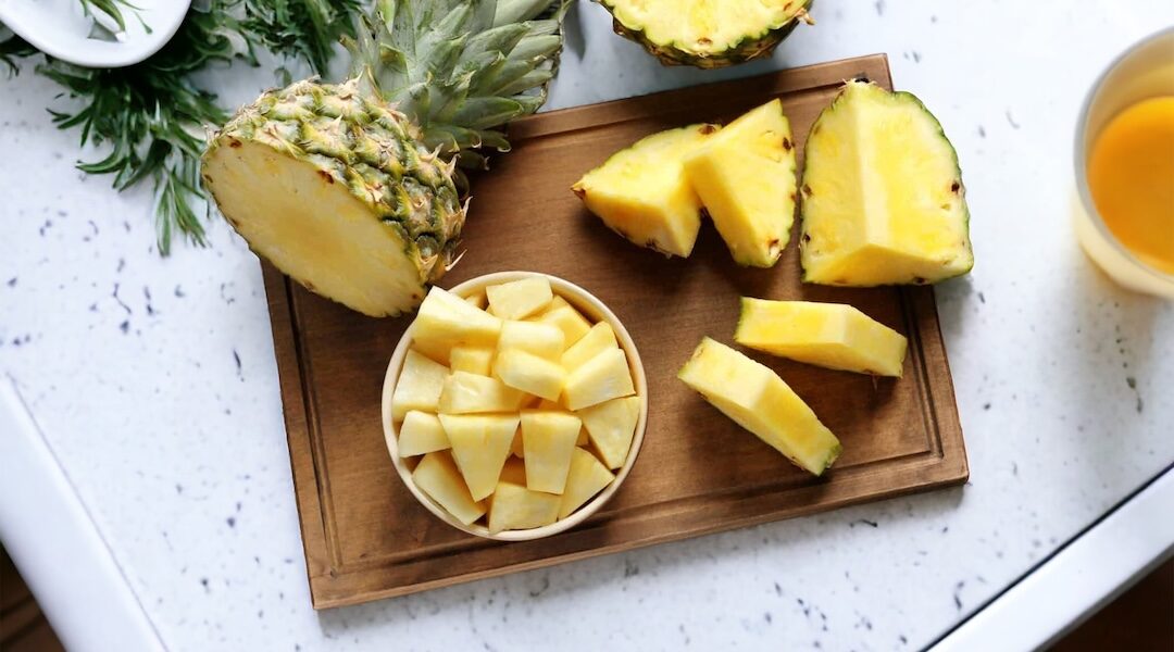 jak obrać ananasa i pokroić go na kawałki