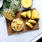 jak obrać ananasa i pokroić go na kawałki