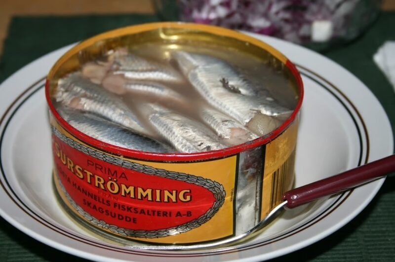 Kiszone śledzie w puszce, szwedzki specjał