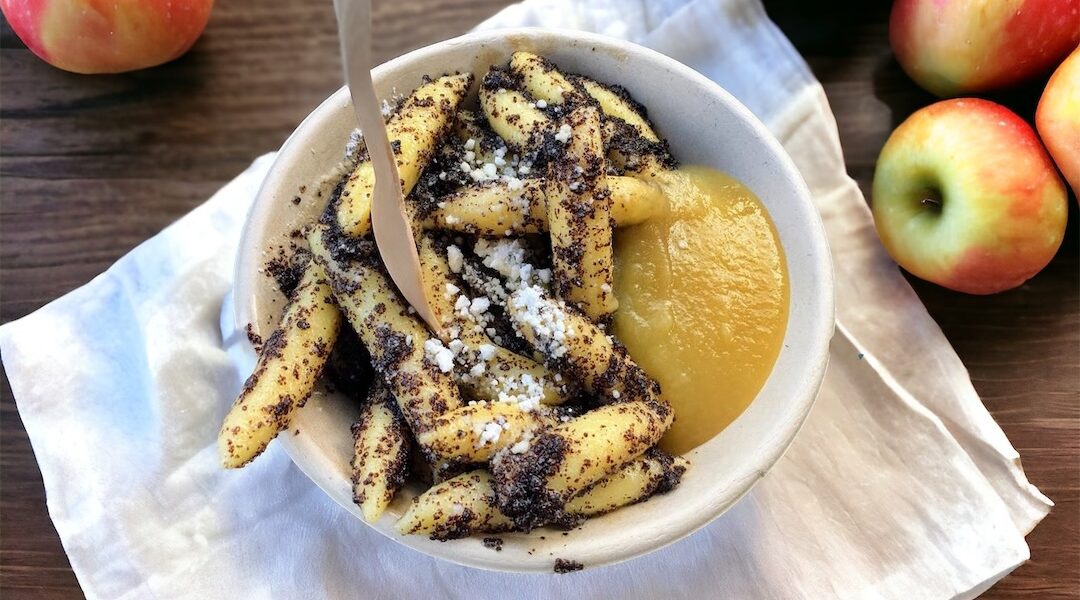 Mohmnudeln, czyli kopytka z makiem i masłem podane z musem jabłkowym