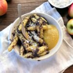 Mohmnudeln, czyli kopytka z makiem i masłem podane z musem jabłkowym