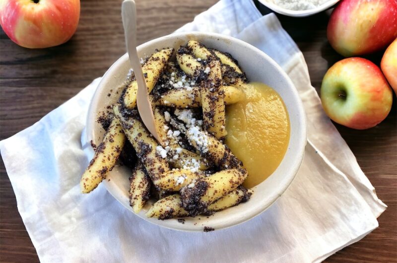 Mohmnudeln, czyli kopytka z makiem i masłem podane z musem jabłkowym