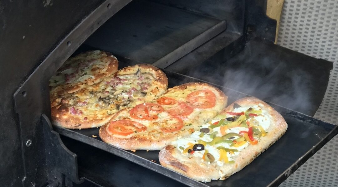 flammkuchen czyli podpłomyk z Alzacji pieczony z dodatkami