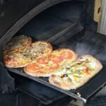 flammkuchen czyli podpłomyk z Alzacji pieczony z dodatkami