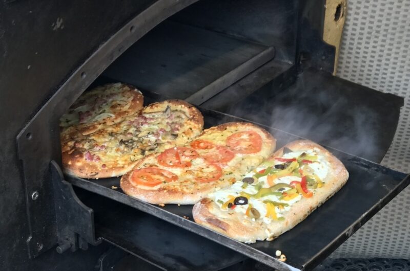 flammkuchen czyli podpłomyk z Alzacji pieczony z dodatkami