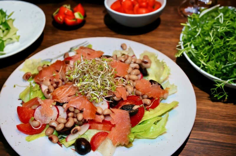 na talerzu sałatka z łososiem i fasolką