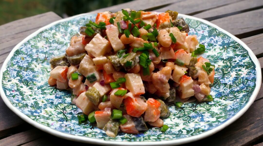 Sałatka z surami, korniszonami i biała fasolką w sosie jogurtowo majonezowym