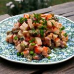 Sałatka z surami, korniszonami i biała fasolką w sosie jogurtowo majonezowym