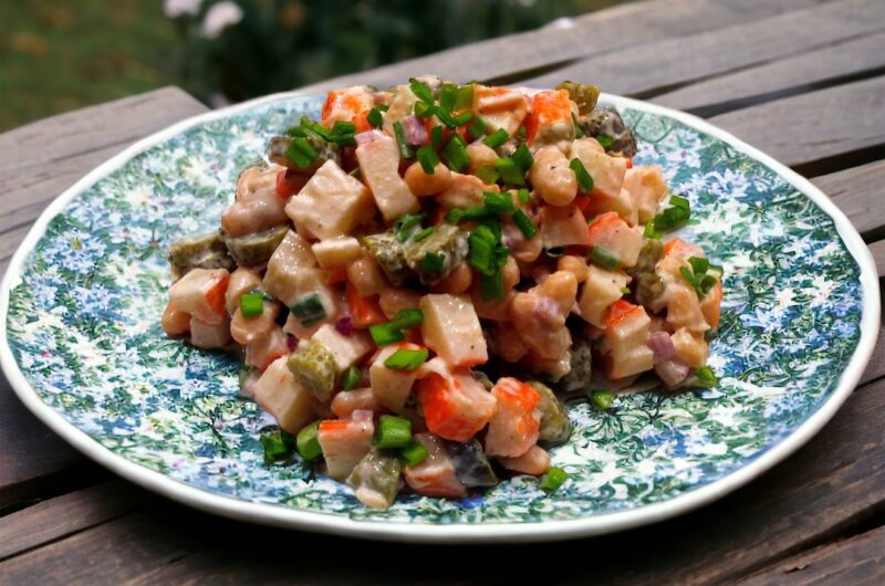 Sałatka z surami, korniszonami i biała fasolką w sosie jogurtowo majonezowym