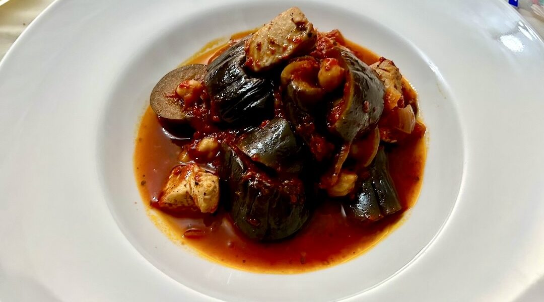 bakłażan z indykiem duszony w pomidorach