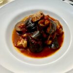 bakłażan z indykiem duszony w pomidorach