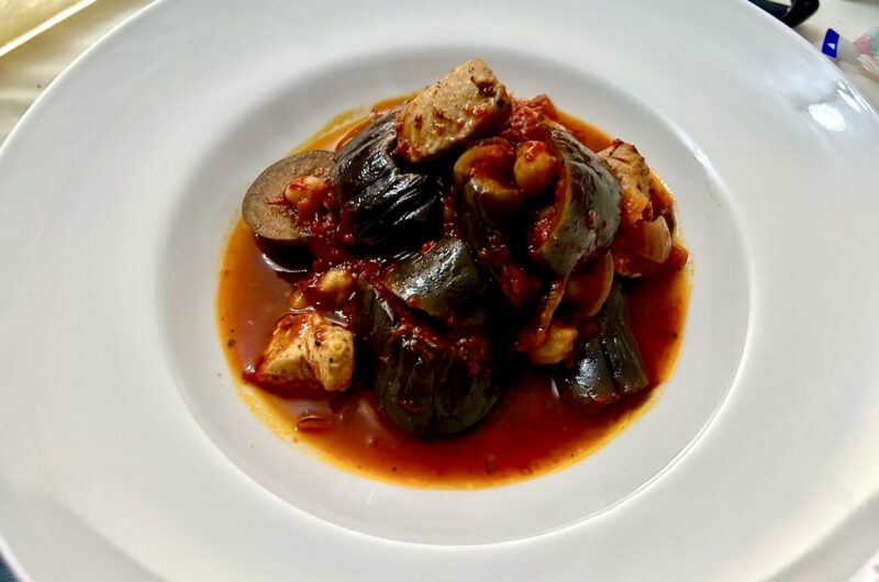 bakłażan z indykiem duszony w pomidorach