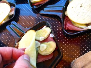 Szpatułki z szynką, ogórkiem, czosnkiem i serem na grilla