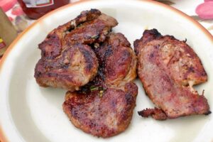 Karkówka z grilla na talerzu