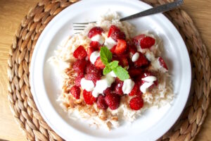 ryż z truskawkami na talerzu