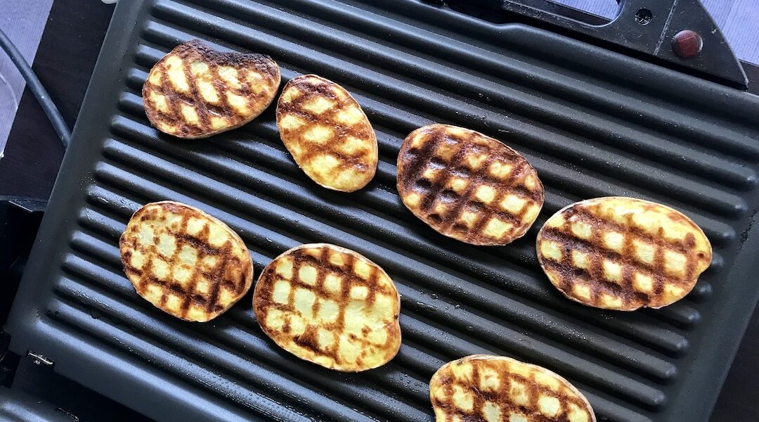 plastry ziemniaków pieczone na grillu elektrycznym