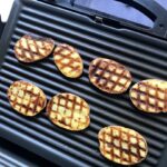 plastry ziemniaków pieczone na grillu elektrycznym