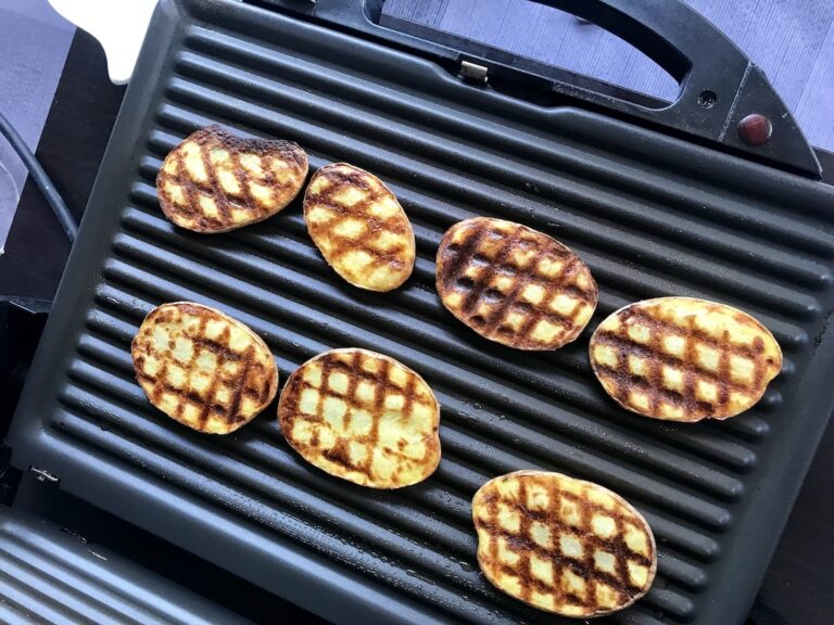 plastry ziemniaków pieczone na grillu elektrycznym