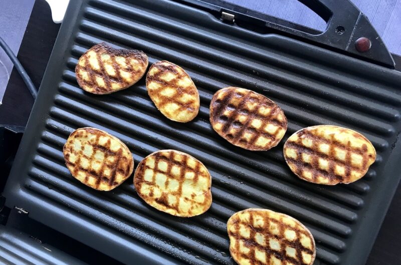 plastry ziemniaków pieczone na grillu elektrycznym