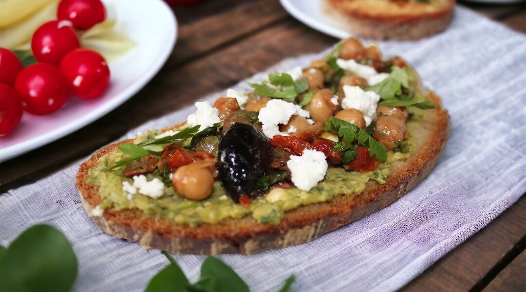 hummus z bazylią, kminem rzymskim i czosnkiem