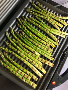 szparagi zielone pieką się na grillu elektrycznym