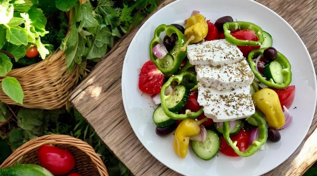 Sałatka kreteńska z pikantnym akcentem, czyli sałatka z pomidorów, ogórków, papryki, ostrych marynowanych papryczek z serem feta i oliwkami